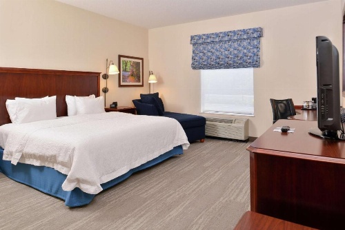 Hampton Inn By Hilton Harrisonburg-South image 9